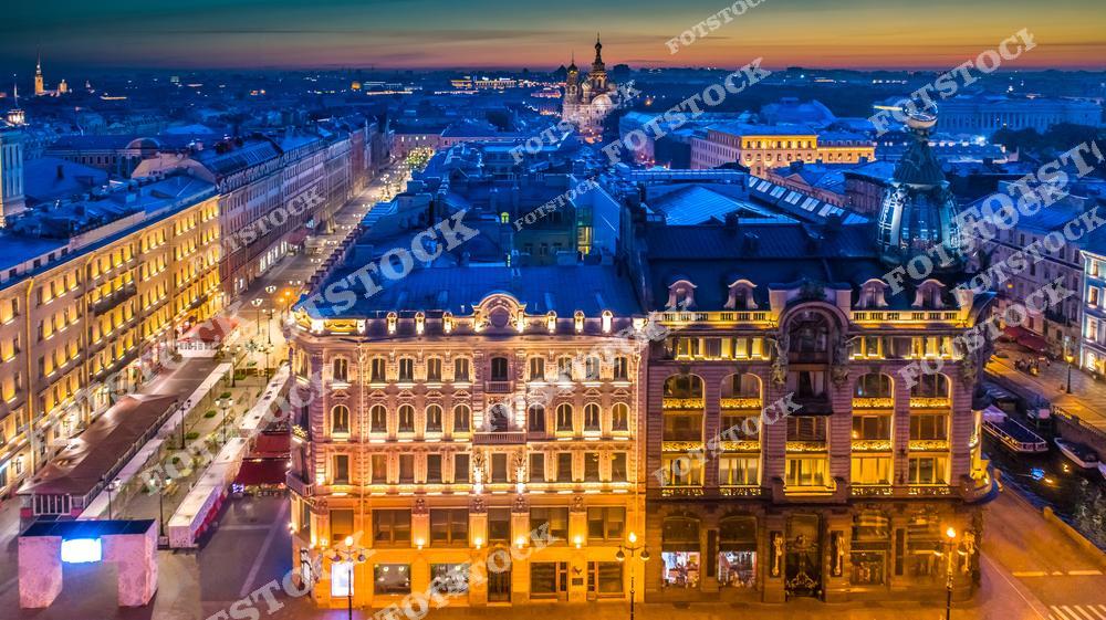 Панорамная фотография Невского проспекта в Санкт-Петербурге, снятая с высоты птичьего полета утром. На снимке видны улицы исторического центра города, знаменитый Дом книги и архитектура Санкт-Петербурга. Съемка с дрона позволяет оценить масштаб городской застройки, красоту фасадов зданий и утреннее освещение улиц, создающее атмосферу спокойного начала дня. Фотография идеально подходит для туристических публикаций, фотостоков, рекламы, оформления интерьеров и материалов о культуре и архитектуре Санкт-Петербурга.